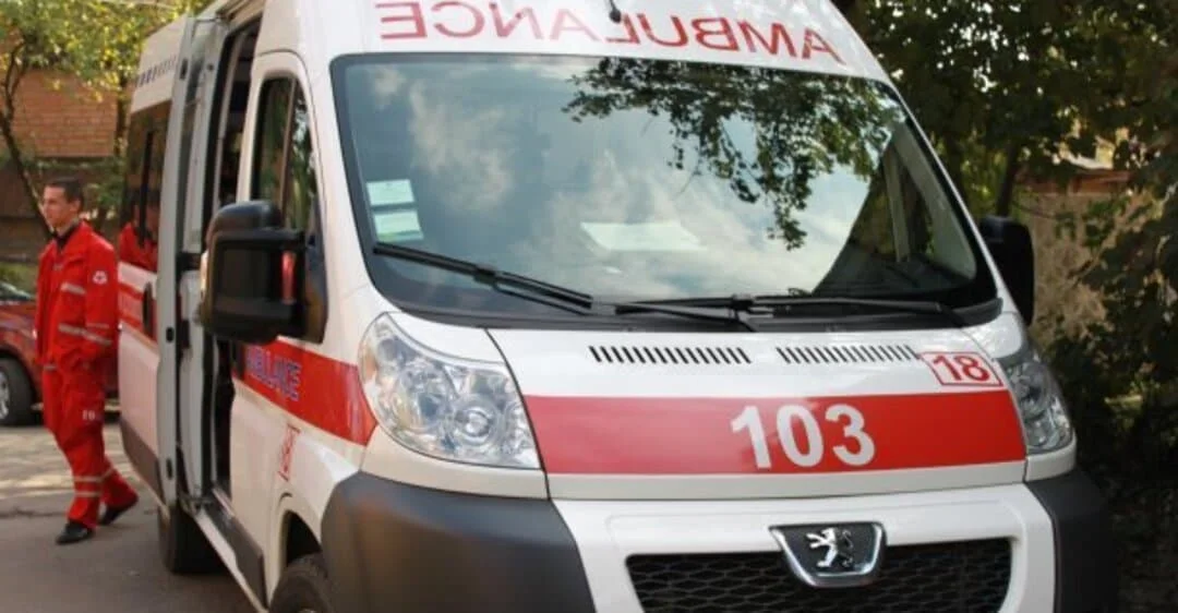 “П’яні в мотлох!” Під Києвом дівчата влаштували бійню з лікарями швидкої. Відео 18+