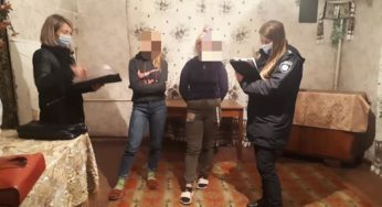 Під Білою Церквою підлітки “розважалися” на кладовищі: грали в карти, слухали музику, сміялися