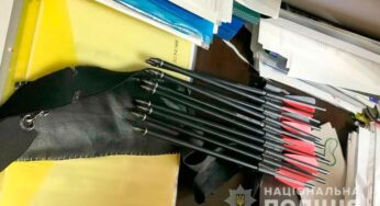 У Полтаві дівчина з арбалета поранила в школі двох вчителів