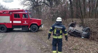 На автодорозі Біла Церква — Володарка авто вилетіло з дороги та перевернулося