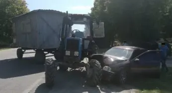 Внаслідок ДТП за участі трактора, одну людину госпіталізовано