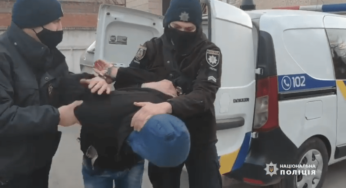 Оперативники Білої Церкви затримали чоловіка, який пограбував немічну стареньку (Відео)