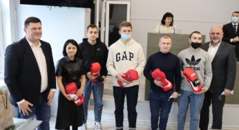 У Білій Церкві дітям загиблих воїнів подарували боксерські рукавички з автографом Віталія Кличка