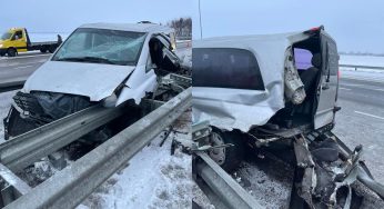 На Білоцерківщині автівка в’їхала у металевий відбійник, двоє пасажирів госпіталізовано