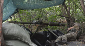 “Сидіть вдома і говоріть поменше”, – війсковий з передової звернувся до “диванних експертів” (Відео)