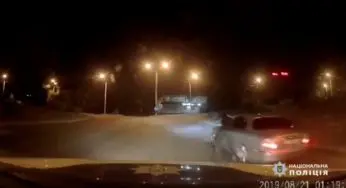 Водій-порушник на “Jаguar” протягнув по дорозі поліцейського (Відео)