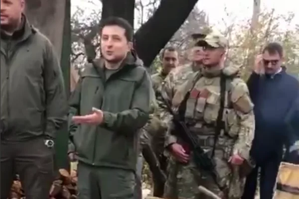 “Я ж не лох, зброю приберіть”: Зеленський раптово прибув у Золоте. Відео