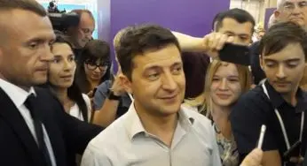 Охоронці Зеленського силою відтіснили від нього журналістів, постраждав кореспондент