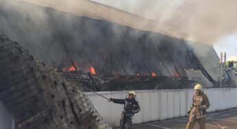Вогонь охопив 400 кв.м: на Білоцерківщині в місті Узин горіло підприємство “Хутровик” (Відео, фото)